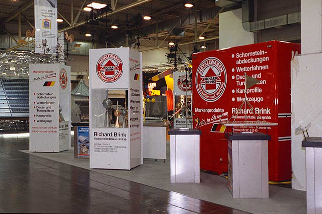 Wachsende Bekanntheit in der Branche erlangt der ostwestf�lische Metallwarenhersteller auch durch seine Pr�senz auf Messen, beginnend mit der Dach+Wand 1989 in Stuttgart.