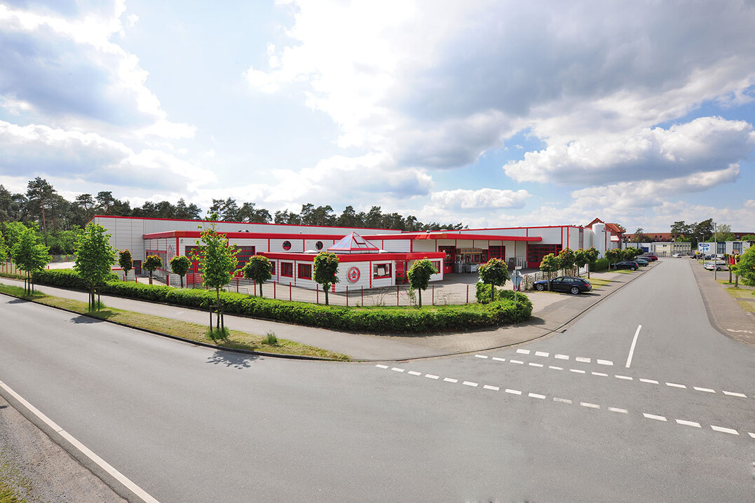 Zur Herstellung der Schmiedeeisenwaren und Schornsteinabdeckungen wurde nach 10 Jahren die erste Gewerbehalle angemietet, nach 20 Jahren der heutige Unternehmenssitz an der G�rlitzer Stra�e bezogen.