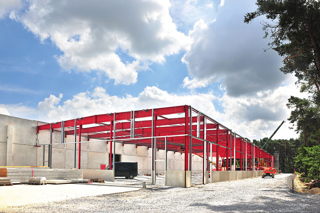 Seither stehen die Zeichen mehr dennje auf Wachstum: Mit der fortw�hrenden Erweiterung des Sortiments bedurfte es auch eines steten Ausbaus der Betriebsfl�chen.