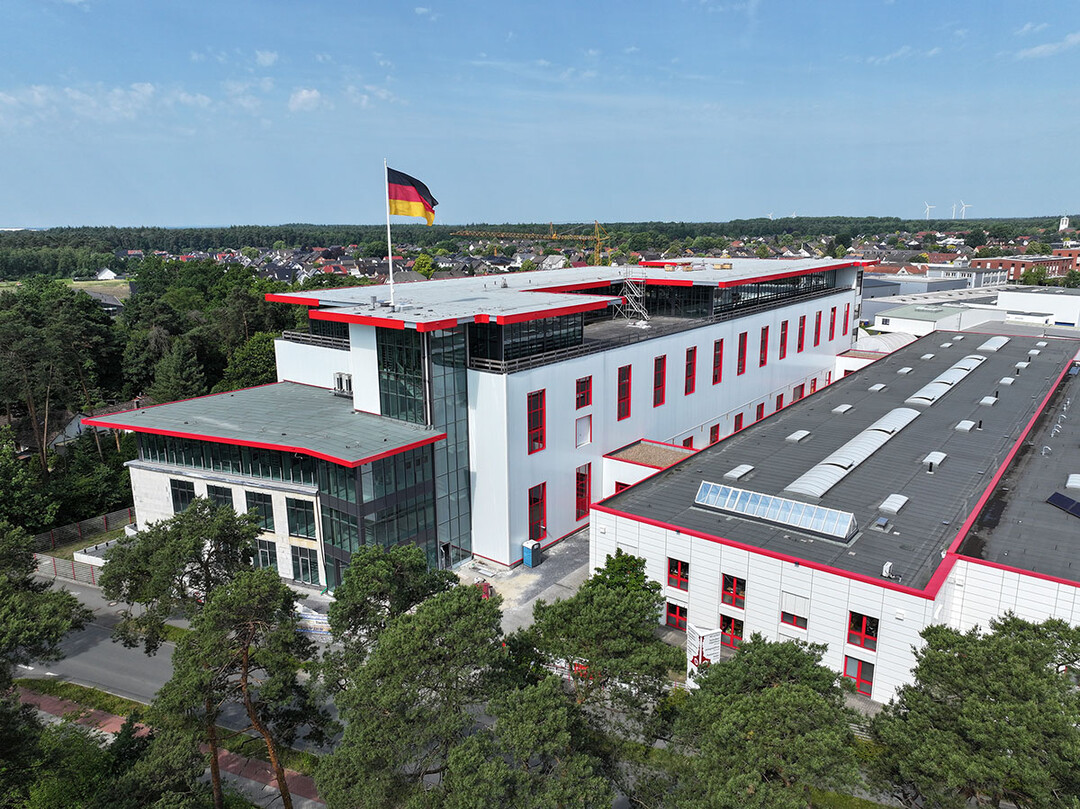 P�nktlich zum Jubil�um wurde der Neubau fertiggestellt. Die Landmarkethront nun �ber den D�chern der Stadtund ist auch noch aus denumliegenden Anh�hen des Teutoburger Waldes deutlich zu sehen.