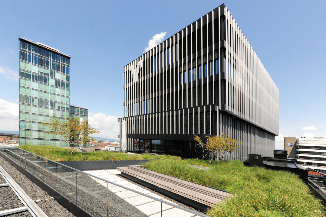 Der neue Gebudekomplex der
Volksbank Freiburg berzeugt durch
sein gestalterisches Gesamtkonzept
sowie seine Nutzung als
multifunktionales Areal.