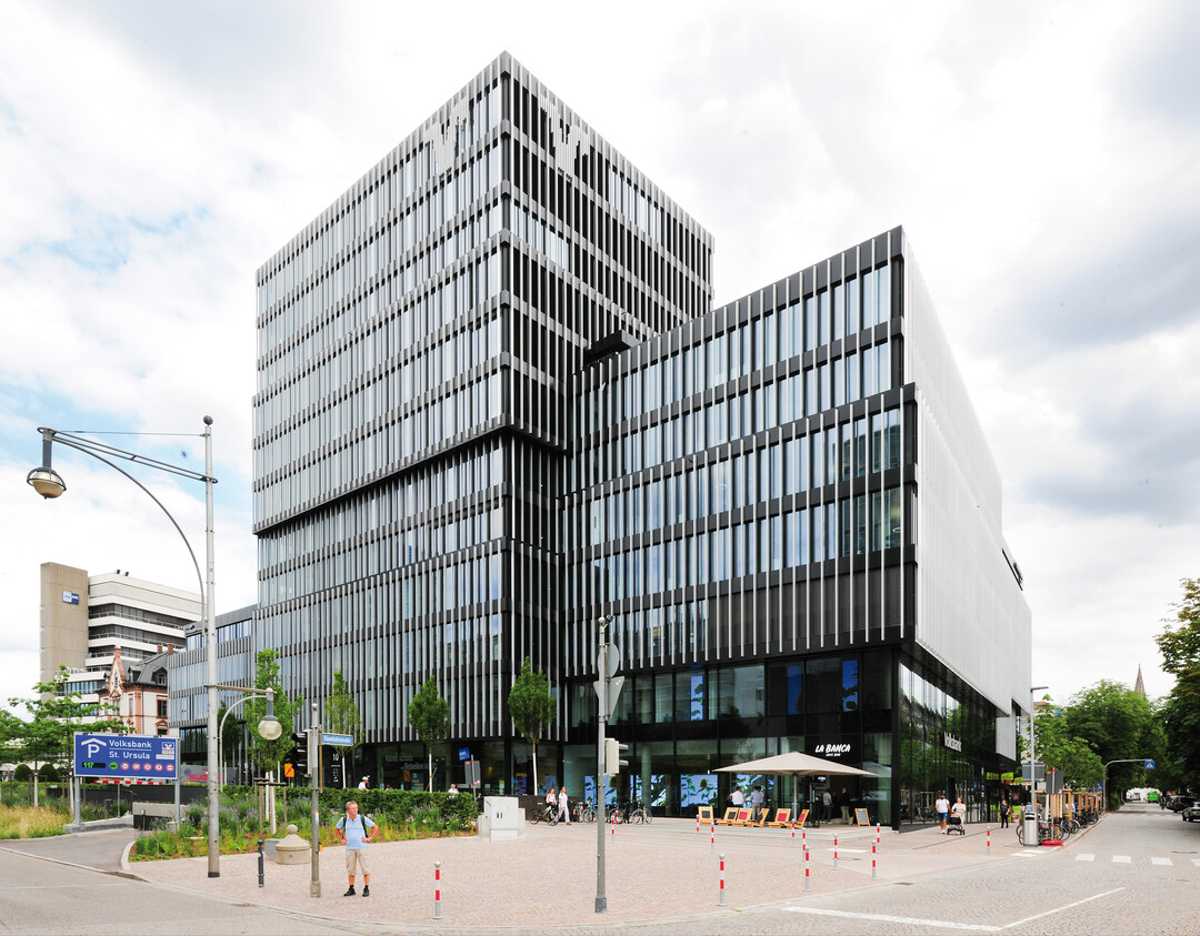 Die beeindruckende Fassade besteht
aus bodentiefen Fenstern mit einer
vorgehngten Lamellenstruktur, die
vor der Auenhlle zu schweben
scheint.