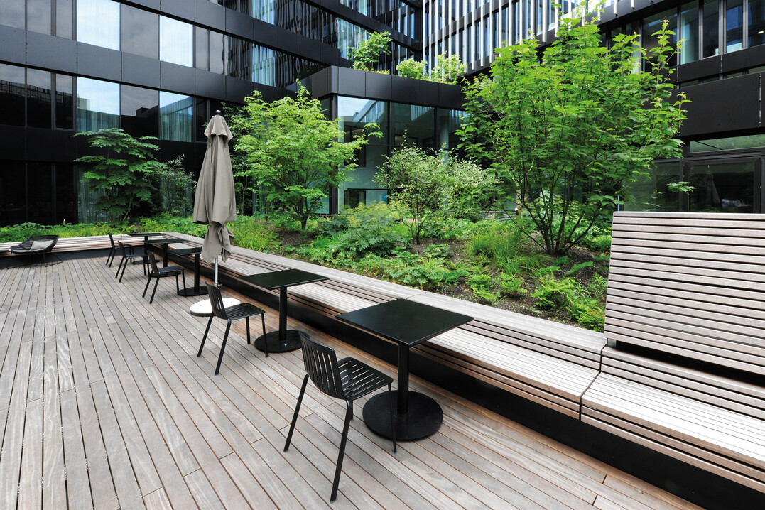 Integrierte Sitzgelegenheiten aus
Holz bieten Mglichkeiten zum
Verweilen oder Arbeiten im
Auenbereich. Sie gehen optisch
nahtlos in den Bodenbelag der
Terrassenflche ber.
