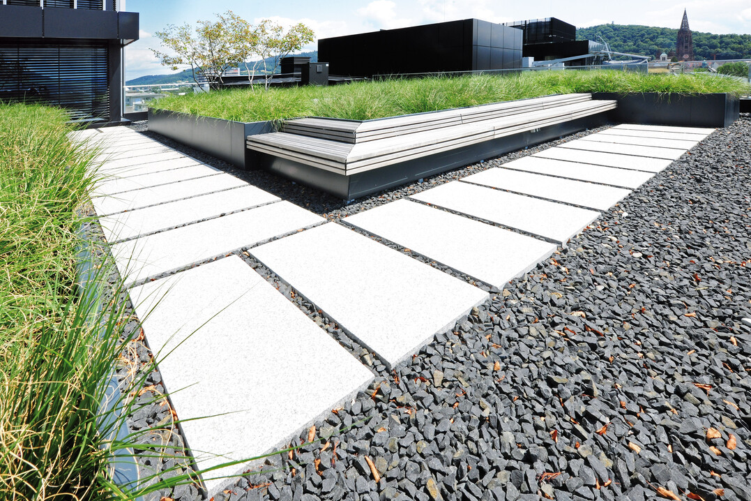 Zwei weitere separat zugngliche
Terrassen wurden ebenfalls mit
Aluminium-Pflanzsystemen des
Metallwarenherstellers versehen.