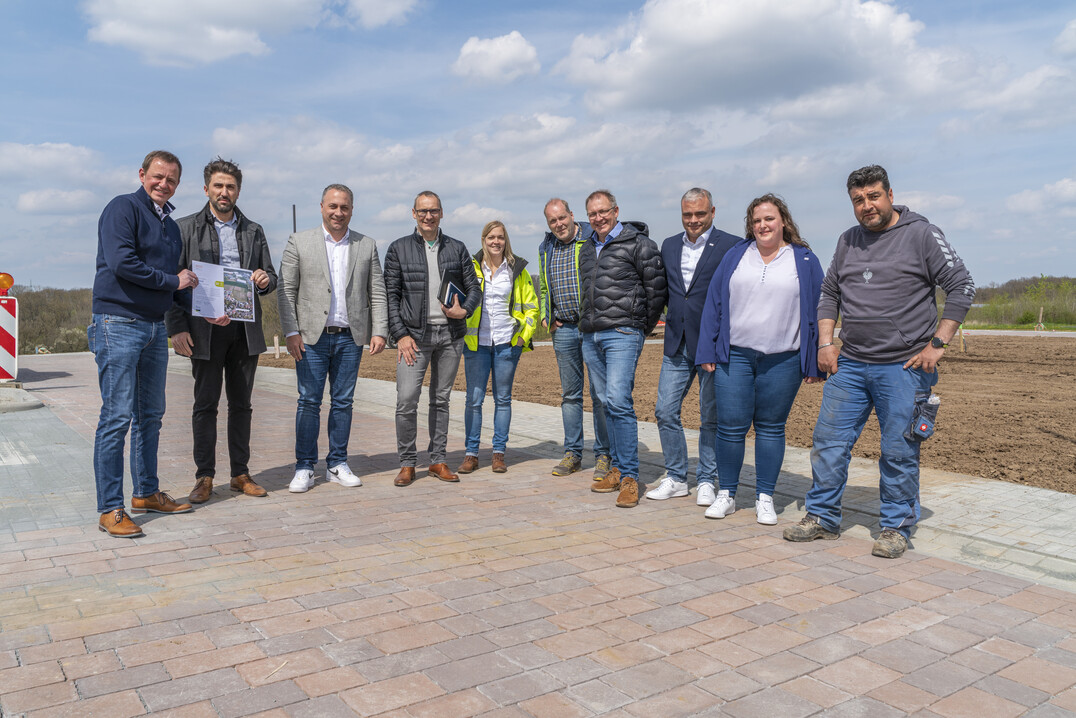 V.l.n.r.: Jörg Thorn, Leiter Objekt-Verkauf Rinn, Tahsin Erdem, Projektleiter IMAXX, Manuel Rosenke, Bürgermeister Fernwald-Annerod, Marco Morsch, Grdst. Verkauf IMAXX, Alisa Pfaff, Bauamtsleiterin Fernwald-Annerod, Uwe Klein, Bauleiter Baustra, Bernd Becker, INIKOM, Matthias Werner und Judith Bittner, beide R+F TBU, Tuncay Baysal, Polier Baustra