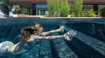 MLine Mosaik-Schwimmbecken sind individuell gestaltbar, bringen aber alle Vorteile eines GFK-Fertigbeckens mit.