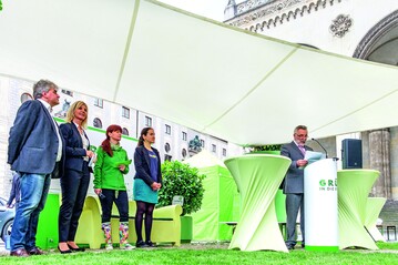 VGL-Prsident Schfer (rechts) am letzten Halt auf dem Mncher Odeonsplatz mit Bayerns Umweltministerin Scharf (2.v.l.)