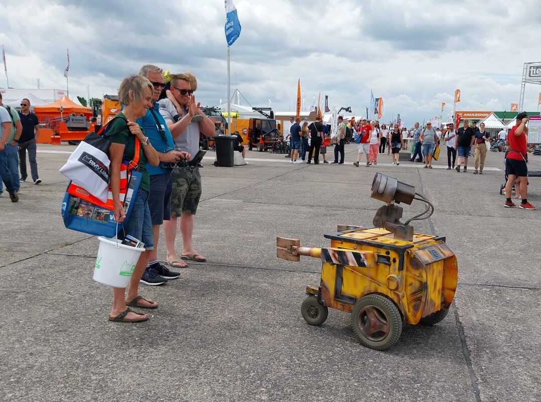 Der Personalmangel wirkt sich jetzt auch auf die Besucherbegrüßung aus - auch da werden nun sympathische Roboter eingesetzt.