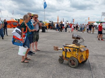 Der Personalmangel wirkt sich jetzt auch auf die Besucherbegrung aus - auch da werden nun sympathische Roboter eingesetzt.