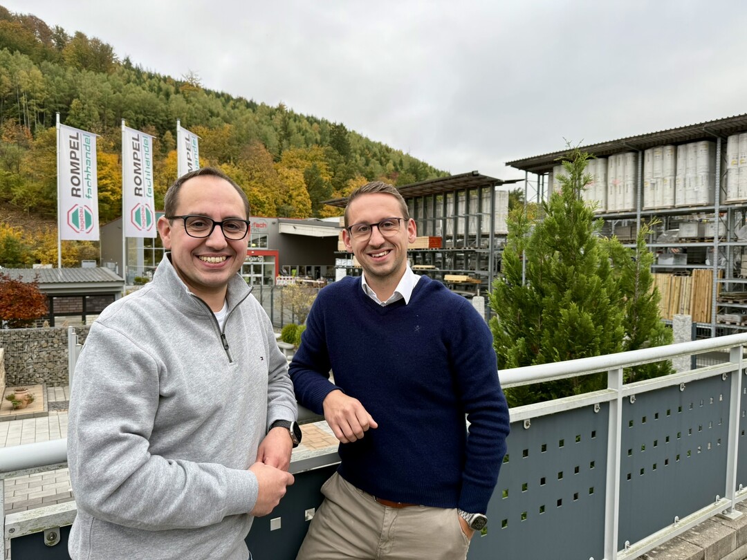 Rompel Baustoffe: Sebastian und Alexander Finger führen das Unternehmen „Rompel Baustoffe“ seit September und richten den Fachhandel neu aus. Mit den Standorten Bad Berleburg und Biedenkopf-Breidenstein schließen sie sich der EUROBAUSTOFF als Gesellschafter an und werden Mitglied der Allianz Bauen+Leben.