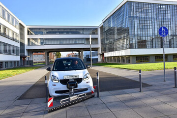 Die Firma Rontex mit Sitz in Dessau-Rolau (Sachsen-Anhalt) hat sich auf die Entwicklung und Produktion innovativer Fahrzeuganbaumodule fr den Winterdienst spezialisiert und montiert diese seit 2011 an Kleinwagen der Marke Smart. Das Ergebnis sind kleine, wendige und schnelle Winterdienst-Fahrzeuge, die zahlreiche technische Vorteile in sich vereinen.