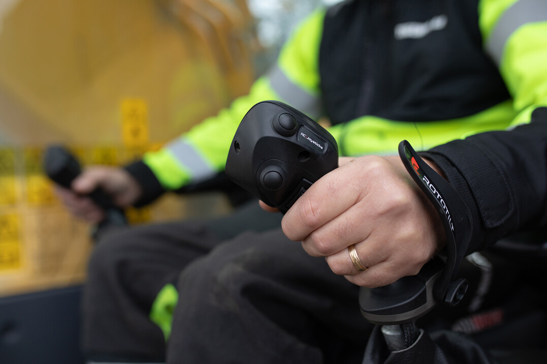 Die RC Joysticks sind fr ein breites Spektrum an Handgren
geeignet  ohne Kompromisse bei der Passform. Dank eines
digitalen Tastenfelds ermglichen sie auerdem knftige
Anpassungen an den Bagger.