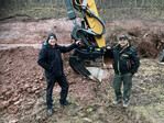 Zufriedener Anwender: Baggerfahrer Marcel Lenhard (r.) freut sich über die einfache Bedienung von SecureLock ohne störende Haken, was wiederum Rototilt-Geschäftsführer Wolfgang Vogl freut.