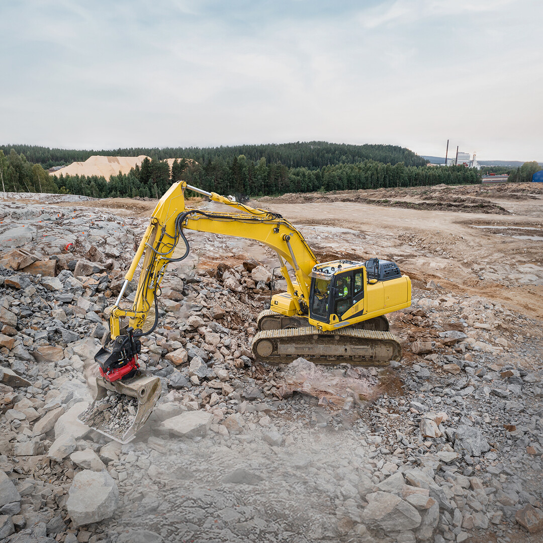 Grobagger mit Rototilt-Schwenkrotator