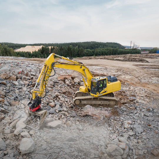 Grobagger mit Rototilt-Schwenkrotator