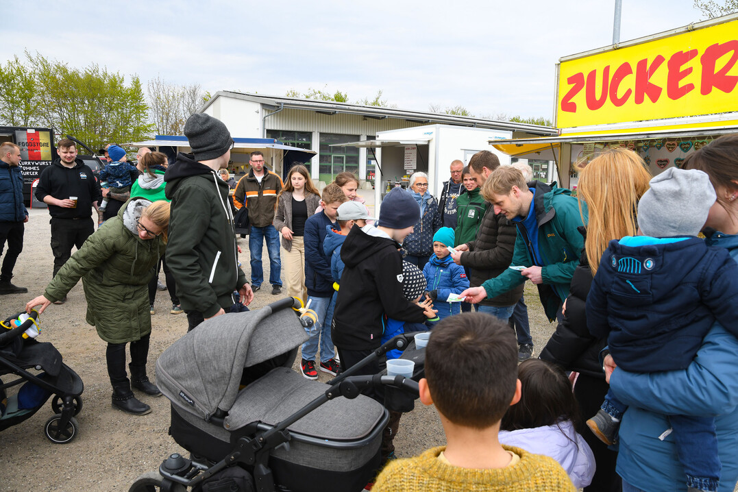 Verteilung Gutscheine an die Kinder durch Felix Rumpf