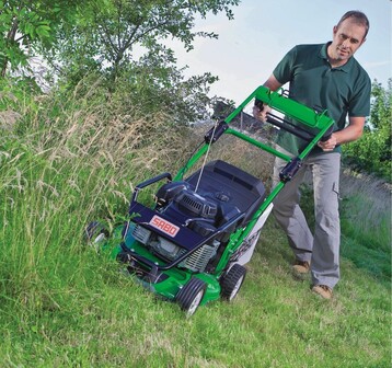 1 Abschssiges Terrain: Der Heckauswerfer Sabo 54 Pro K Vario Plus hat ein exklusiv fr Sabo gefertigtes Variogetriebe