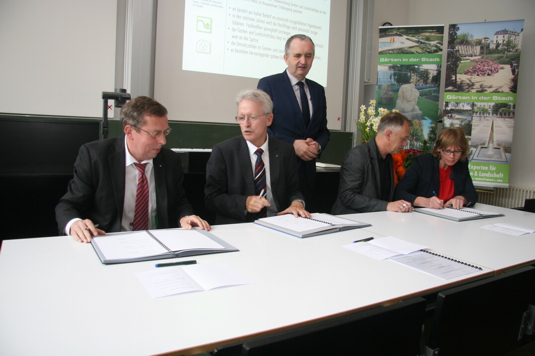 v. l.: Horst Bergmann, Geschäftsführer des Verbandes Garten-, Landschafts- und Sportplatzbau Sachsen e.V. Prof. Dr.-Ing. habil. Roland Stenzel, Rektor der HTW Thomas Schmidt, Staatsminister für Umwelt und Landwirtschaft in Sachsen Toralf Purschwitz und Rosemarie Gampig, Geschäftsführer des Berufsbildungswerkes des sächsischen Garten-, Landschafts- und Wasserbaus e.V.