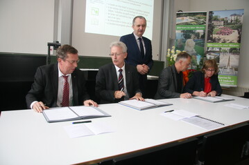 v. l.: Horst Bergmann, Geschftsfhrer des Verbandes Garten-, Landschafts- und Sportplatzbau Sachsen e.V. Prof. Dr.-Ing. habil. Roland Stenzel, Rektor der HTW Thomas Schmidt, Staatsminister fr Umwelt und Landwirtschaft in Sachsen Toralf Purschwitz und Rosemarie Gampig, Geschftsfhrer des Berufsbildungswerkes des schsischen Garten-, Landschafts- und Wasserbaus e.V. 