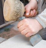 Geschmiedetes Scharriereisen in der richtigen Handhabung. Hier entsteht eine bahnscharrierte Oberfläche.