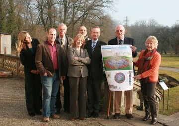 Die Jury mit dem Gewinner-Entwurf. Von links: Anja
Heil, Dirk Engel, Wolf-Dieter Hirsch, Anke Kuhbier, Ralf Habermann, Dr. Markus Miller, Moritz Landgraf von Hessen und Barbara Siehl.