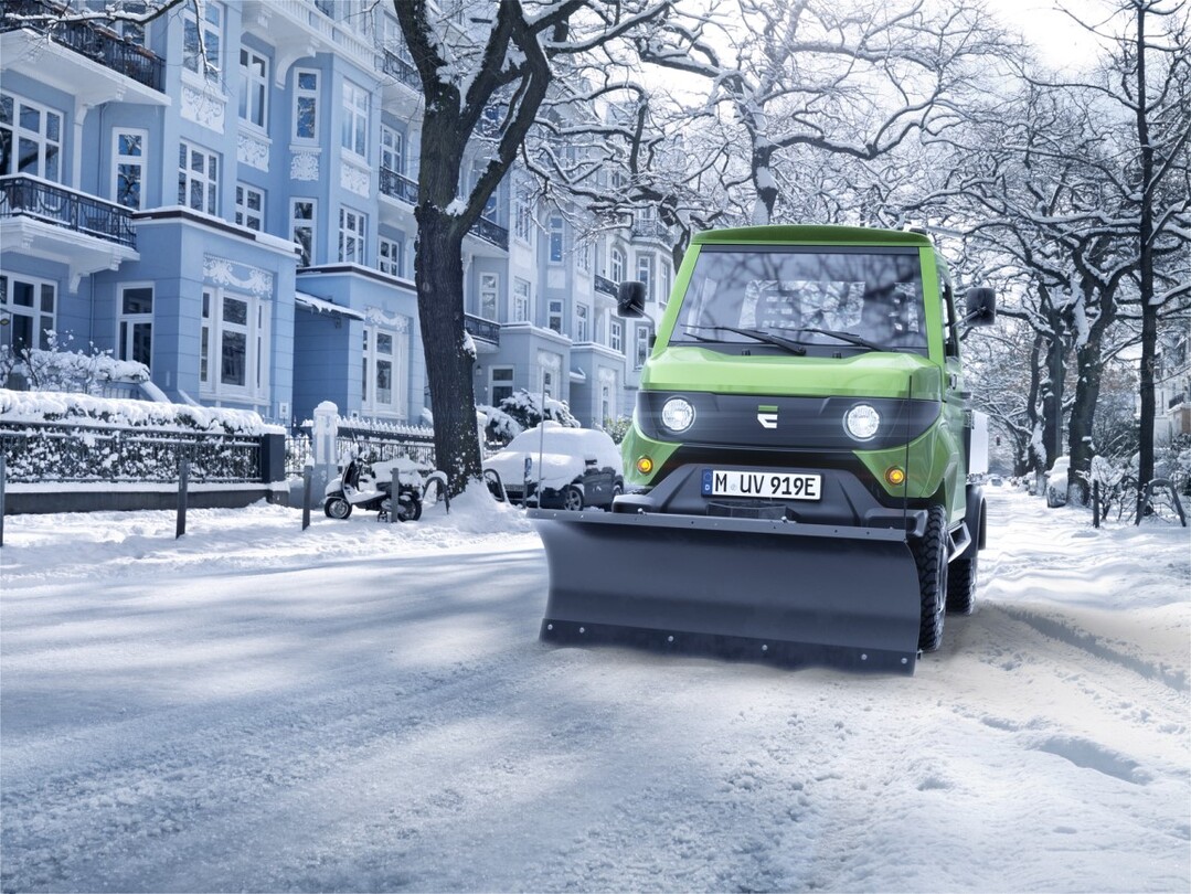 Der Evum räumt den Weg frei: Mit Schneeschaufel im Einsatz meistert er auch winterliche Herausforderungen – leise, kraftvoll und emissionsfrei.