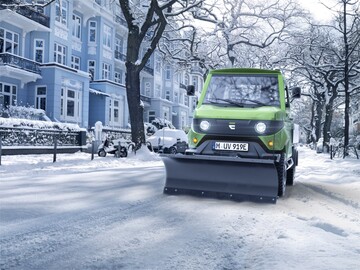 Der Evum rumt den Weg frei: Mit Schneeschaufel im Einsatz meistert er auch winterliche Herausforderungen  leise, kraftvoll und emissionsfrei.