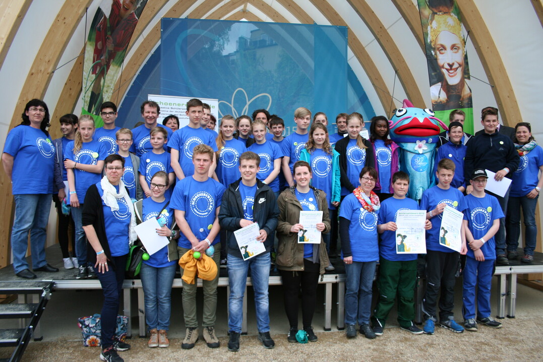 Volle Begeisterung bei strahlendem Sonnenschein: Die Teilnehmer des Schlerwettbewerbs 2015 der deutschen Landschaftsgrtner beim Finale auf der BUGA 2015 Havelregion. Aus ganz Deutschland waren die Landessieger des Kreativwettbewerbs mit ihren Betreuern in die Hansestadt gereist  und genossen ein Wochenende der besonderen Art im einzigartigen Ambiente der BUGA