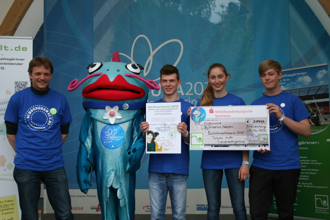 Glücklich: das Siegerteam des Schülerwettbewerbs 2015 der deutschen Landschaftsgärtner. Die Schülerinnen und Schüler des Gymnasiums Heepen aus Bielefeld in Nordrhein-Westfalen, Antonia Heinisch, Jona Voss und Luca Broszeit mit ihrem Lehrer Karsten Große-Wöhrmann.