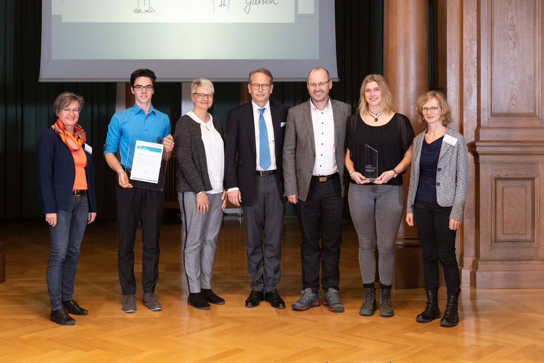 v.l.n.r.: Laudatorin Angela Papenburg, Günther Papenburg AG, David Nießner, Auszubildender Baum und Garten GmbH, Svenja Podehl, kfm. Angestellte Baum und Garten GmbH, Dr. Ulrich Nussbaum, Staatssekretär beim Bundesminister für Wirtschaft und Energie, Albrecht Bühler, Inhaber Baum und Garten GmbH, Kyra Kindl, Auszubildende Baum und Garten GmbH, Dr. Susanne Eggert, Jurymitglied