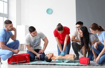 Unterweisungen in Erster Hilfe 
und Brandschutz sollten frhzeitig 
beginnen. 