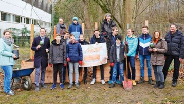 Wenn Azubis eigene Baustellen 
bekommen (hier ein Urban-Gardening-Projekt mit einem Gymnasium), schrft sich ihr Blick fr die 
Organisation von Mitarbeitenden, 
Material und Arbeitsvorgngen. 
Zudem motiviert Verantwortung!
 