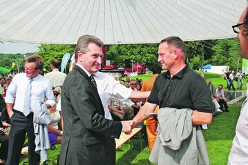 Ministerprsident Gnther Oettinger (l.) im Gesprch mit Thomas Heumann, dem amtierenden Prsidenten des VGL