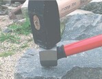 Ein Ansetzhammer ist angesetzt. Dieses zweihändig geführte Werkzeug wurde laut der Firma Schmieder ursprünglich in norwegischen Granitbrüchen entwickelt.
