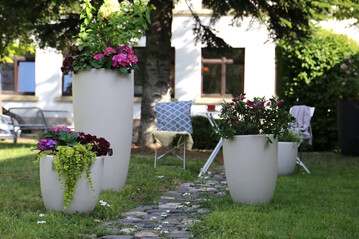 Der Shining Curvy Pot in der Variante XL Sand