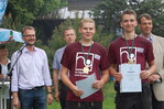 So sehen Sieger aus: Dominik Kruse (rechts) und Philipp Hakenes sind die Gesamtsieger des Landschaftsgärtner-Cups Nord 2015 und die neuen Hamburger Landesmeister.
