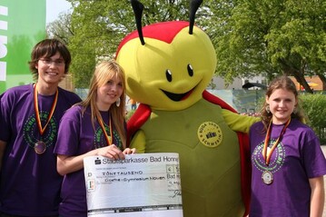 v.l.n.r.): Roman Lazerka, Olivia Tuzimek, BUGA-Maskottchen Fiete und Elisa Zimmermann freuen sich ber die 5000 Euro Preisgeld fr einen neuen Schulhof am Goethe-Gymnasium in Nauen