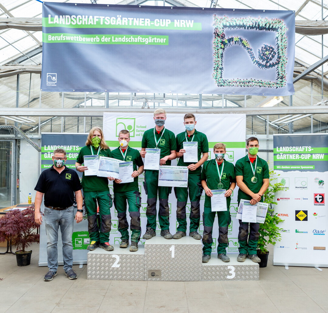 Die Sieger unseres diesjhrigen Landschaftsgrtner-Cups NRW gemeinsam mit Frank Linneweber (l.), Vorsitzender des VGL NRW-Bildungsausschusses und Jurymitglied beim Cup.