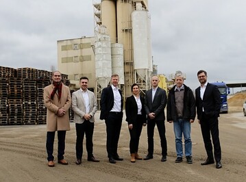 Die Sievert SE baut die Markposition in Tschechien aus. Vor dem Werk in Ledcice, von links: Petr Koutnik, Geschftsfhrer Sievert CZ, Andreus Aras, Leiter Corporate Strategy Development, Jens Gnther, CEO Sievert SE, Tatjana Detzel, Geschftsfhrerin Sievert Baustoffe, Martin Moravaecek, Vertriebsleiter, Tomas Fiala, Produktions- & Werksleiter, Christian Schwarck, CFO Sievert SE. 