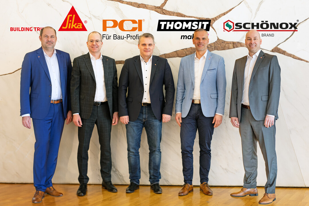 v.l.: Stephan Tschernek (Chief Marketing Officer Sika Handel Bau), Henning Schmidt (Bereichsleiter Vertrieb Kleben & Dichten, Serielles Bauen, Retail und Pure Online), Karsten Scholz (Bereichsleiter Vertrieb Farbengroßhandel/Bodenbelagshandel),
Jan Tebben (Bereichsleiter Vertrieb Baustoffhandel/ Fliesenhandel) und Ralph Spielmann (Geschäftsbereichsleiter Sika Handel Bau).