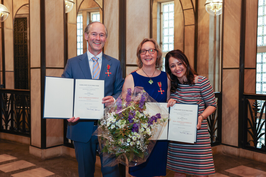 Cornelis Hemmer und Dr. Corinna Hlzer freuen sich ber ihre Auszeichnung, ausgehndigt von Dr. Felor Badenberg (rechts).