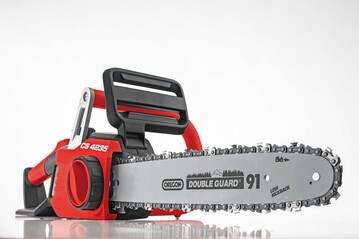 Um Bume zurechtzuschneiden oder kleinere zu fllen, schneidet die 4 kg leichte PowerFlex Akku-Kettensge CS 4235 dank des leistungsstarken Brushless-Motor in Kombination mit dem 350 mm langen Schwert bestens ab.