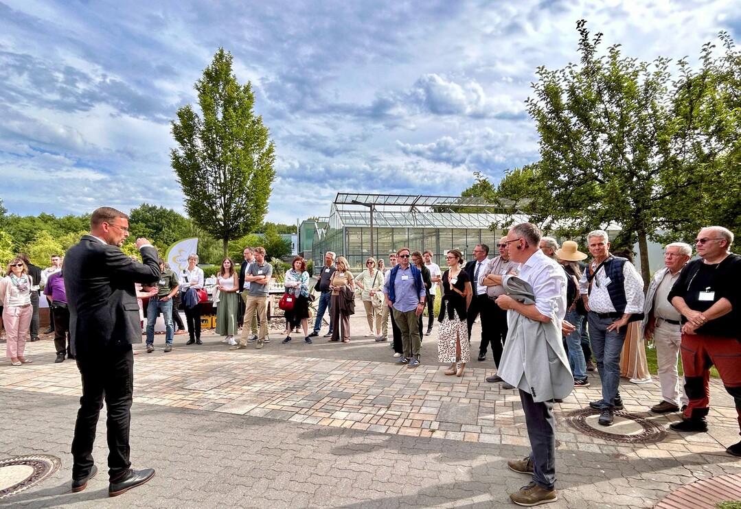 Rund 300 Gste konnten die grnen Verbnde auf dem Gelnde der Lehr- und Versuchsanstalt fr Gartenbau und Arboristik e.V. begren.