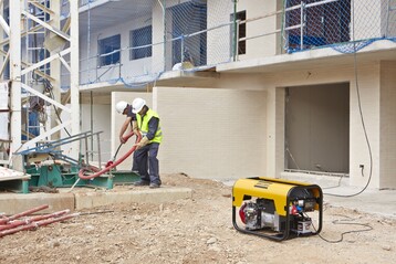 Portable Stromerzeuger (hier von Atlas-Copco) sind die praktischen Energielieferanten, wenn das rtliche Stromnetz noch nicht steht oder der Weg zur nchsten Steckdose zu weit ist

