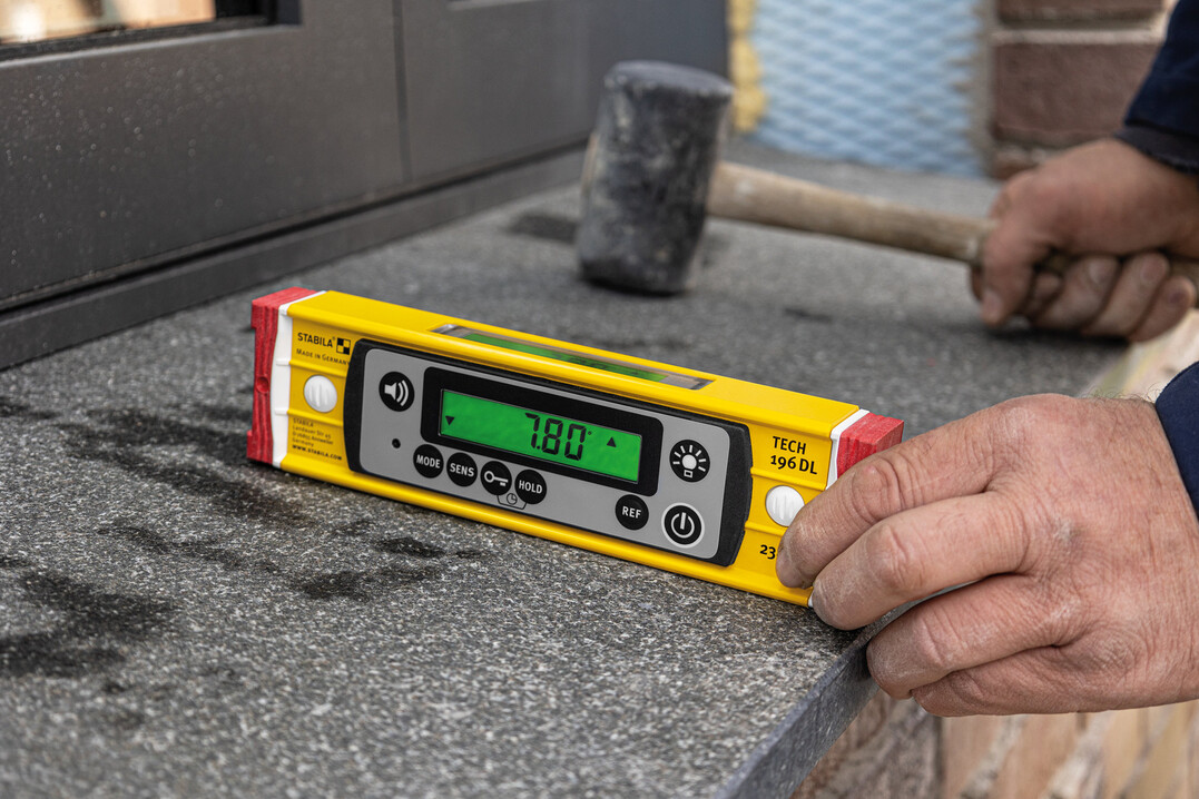 Die neue Elektronik-Wasserwaage TECH 196M DL von Stabila ist mit einem extrastarken Seltenerd-Magnetsystem ausgestattet. So bleiben die Hnde zum Ausrichten und Justieren von Pfosten und Trgern frei.