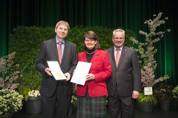 ber den Ehrenpreis des Bundesministeriums fr Ernhrung und Landwirtschaft (BMEL) freute sich die Fichter Garten- und Landschaftsbau GmbH. (BMEL), Otto Poppa (Fichter), Parlamentarische Staatssekretrin Dr. Maria Flachsbarth, August Forster. v.l.n.r. 
