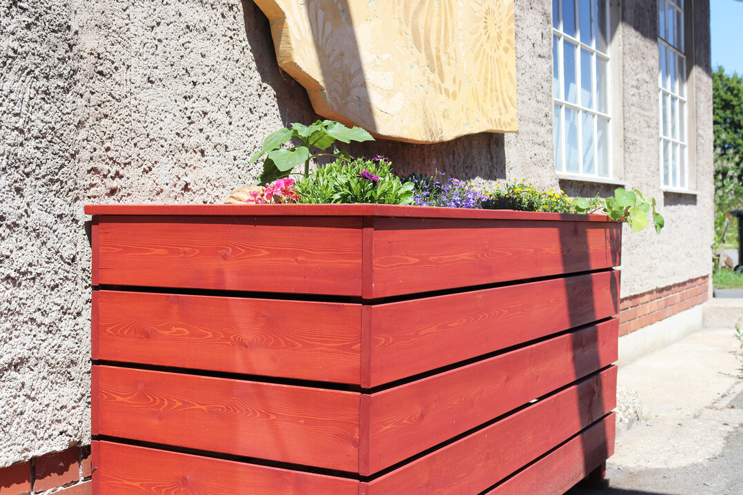 Holz liebt die Behandlung mit Naturmaterialien, vor allem mit Standlfarben. Weit ber hundert Farbtne sind mglich. 