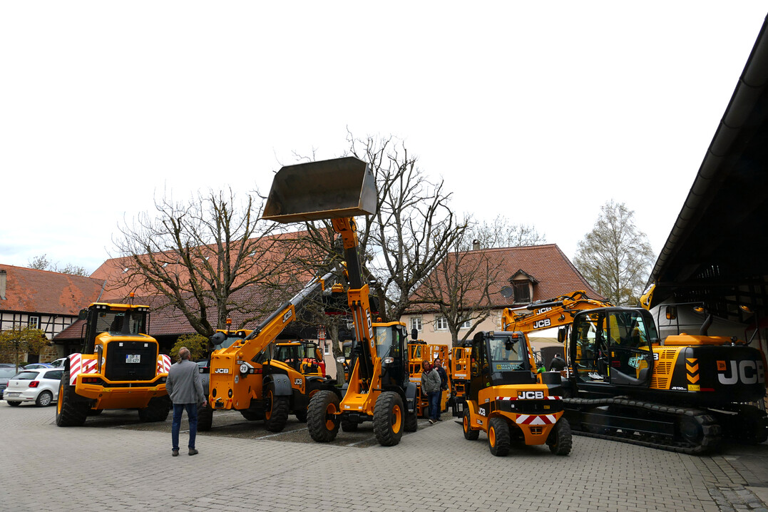 Bei den Großmaschinen standen der Radlader 427 (links) mit einem Betriebsgewicht von 13 Tonnen und der JS 130 mit Geogrippketten (rechts) besonders im Fokus.