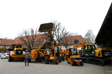 Bei den Gromaschinen standen der Radlader 427 (links) mit einem Betriebsgewicht von 13 Tonnen und der JS 130 mit Geogrippketten (rechts) besonders im Fokus.
