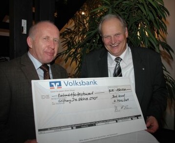 BGL-Vizeprsident Ernst Meerkamp (l.) berreichte BGL-Prsident Hanns-Jrgen Redeker (r.) einen symbolischen Scheck ber 150.000 Euro. 